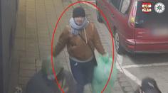 Agresor v Brně surově zkopal muže o berlích. Policie žádá o pomoc
