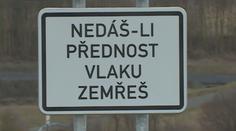 Na železničních přejezdech neumírají jen řidiči. Kde hrozí největší riziko?