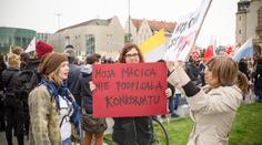 Ústavní soud v Polsku zakázal potraty. Ženy v celé zemi se bouří