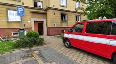 Zapálená svíčka způsobila v Pardubicích požár. Důchodkyni vyhořel byt