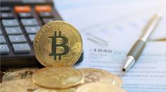 Ministerstvo mělo dražit darované bitcoiny. Stát si přišel na necelou miliardu