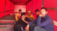 Další migranti v Česku: V kamionu našli pět Afghánců bez dokladů