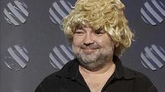 Herec Svoboda z Ulice coby blonďatá moderátkorka počasí