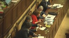 Sněmovna opět zasedá. Řešit by měla krizový zákon a vyšší pokuty