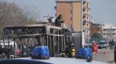 Řidič unesl autobus s dětmi a zapálil ho. Mstil utopené migranty
