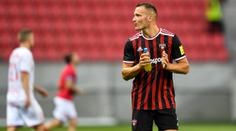 Bývalý sparťan úžasnými nůžkami vystřelil postup. Škrtel skákal v lóži