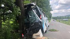 Linkový autobus u Kroměříže vrazil do stromu, devět zraněných