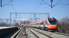 Lidé mysleli, že ve vlaku hoří. Po vyskočení je srazil protijedoucí rychlík