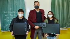 Tváře TV Nova pomáhají! Předaly dětem počítače pro výuku