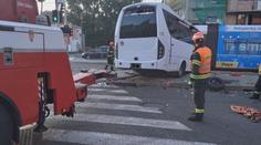 V Brně se srazily mikrobus, tramvaj a osobní auto. Nehoda zablokovala dopravu