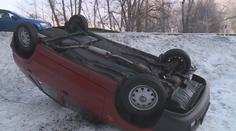 VIDEO: Ranní náledí překvapilo řidiče. Policie řešila desítky nehod