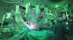 Velký úspěch lékařů. Poprvé na světě transplantoval ženě plíce pomocí robota