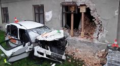 Tragická nehoda na Přerovsku. Řidič narazil do domu, na místě zemřel
