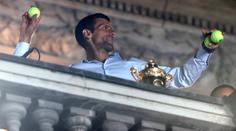 Djokovič slavil triumf na plném náměstí. Zaujal i velmi přesným hodem