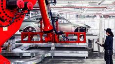 Tesla se dál propadá. Poslala domů dělníky, kteří pracují na Cybetrucku i Modelu Y