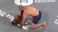 Bizár v bojových sportech. Zápasník UFC uškrtil bijce bez nohou