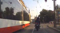 Motorkář se hnal v protisměru, na červenou i po schodech! VIDEO
