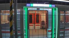 V metru testují bariéru, která předchází pádu pod vlak. Je určená pro novou linku D
