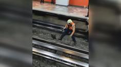 VIDEO: Provoz metra zastavila slepice v kolejišti. Při odchytu dala údržbě pořádně zabrat