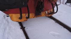 Neznámí grázlové hodili na trať kusy betonu, najel do nich vlak!