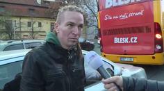 Pirát Bartoš po autonehodě v Praze obkreslil autobus křídou!