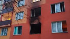 V bytě na Sokolovsku uhořel člověk. Strážníci se nadýchali kouře