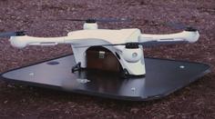Řidiče v okolí vojenského prostoru ohrožuje dron. Případ prověřuje policie