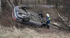 Při dopravní nehodě na Rychnovsku se vážně zranili čtyři lidé, jeden zemřel