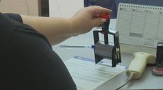 Přechod na superdávku doprovází komplikace. Zpožďují se i výplaty