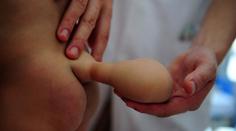 Nešťastná matka prosí lékaře: Odstraňte mému dítěti ocas!