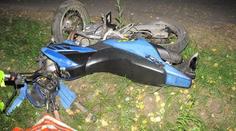 Hlavou do stromu narazil mladý motorkář a zemřel. Přizabil i spolujezdce