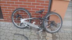 Cyklistka srazila školáka na kole. Od zraněného ujela. Není první