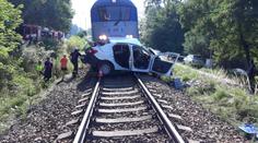 Auto vjelo na přejezdu přímo pod rychlík s 80 lidmi! Řidič zemřel