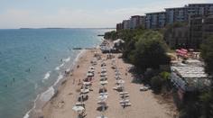 Češku šokovalo špinavé bulharské moře. Do nánosů řas se zabořila až po kolena