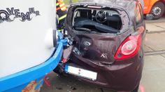Tramvaj v Ostravě smetla auto! Ženu museli vyprostit hasiči