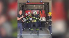 Hasiči se stali hvězdami internetu. Jejich vtipné taneční video baví svět