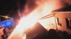 VIDEO: Žár a ohlušující výbuchy. Policisté zachránili ženu s dětmi z hořícího pekla