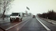 Deska sněhu se utrhla z dodávky a smetla protijedoucí auto. VIDEO