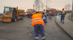 Místo zimní údržby opravy silnic. Dělníci už začali s jarními pracemi
