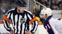 Šílenost v NHL: Sudí přišel v zápase o zuby, náhradní vozí v kalhotách!