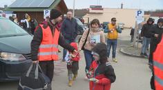 Slovenskou hranici překročili první uprchlíci. Pomáhají jim dobrovolníci