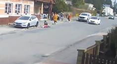 VIDEO: Auto se samovolně rozjelo. Srazilo ženu s kočárkem, několik metrů ho vláčelo