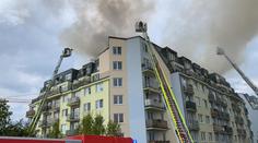 Požár bytu na pražském Chodově. Plameny se z půdy rozšířily na střechu