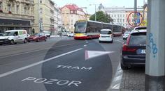 Ke srážce chybělo málo! Zrádné křížení s tramvají je pastí na řidiče
