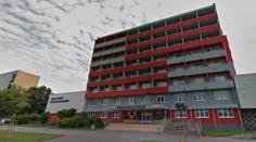 Nikola (15) vyskočila z pátého patra intru. Našli ji v kaluži krve