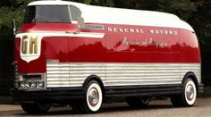 Nejdražší autobus světa? 71 let starý GM Futurliner