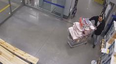 Muž měl odejít bez placení s 200 kily masa. Vozík sotva utáhl, pátrá po něm policie
