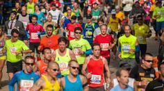 Hrdinský čin běžce na půlmaratonu. Soupeřku donesl do cíle na zádech