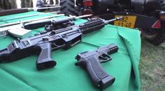 Zbraně a uniformy. 30 let Armády ČR připomíná výstava v Praze