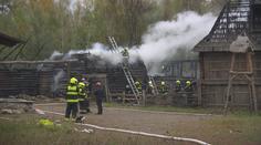 Hasiči zasahovali u požáru skanzenu Řepora v pražských Řeporyjích